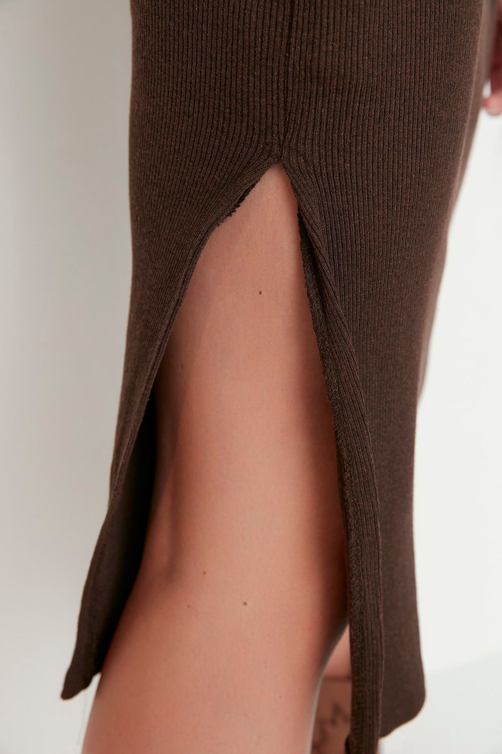 Kahverengi Vucuda Oturan Y?rtmacl? Bisiklet Yaka Midi Fitilli Esnek Orme Elbise TWOAW21EL0135