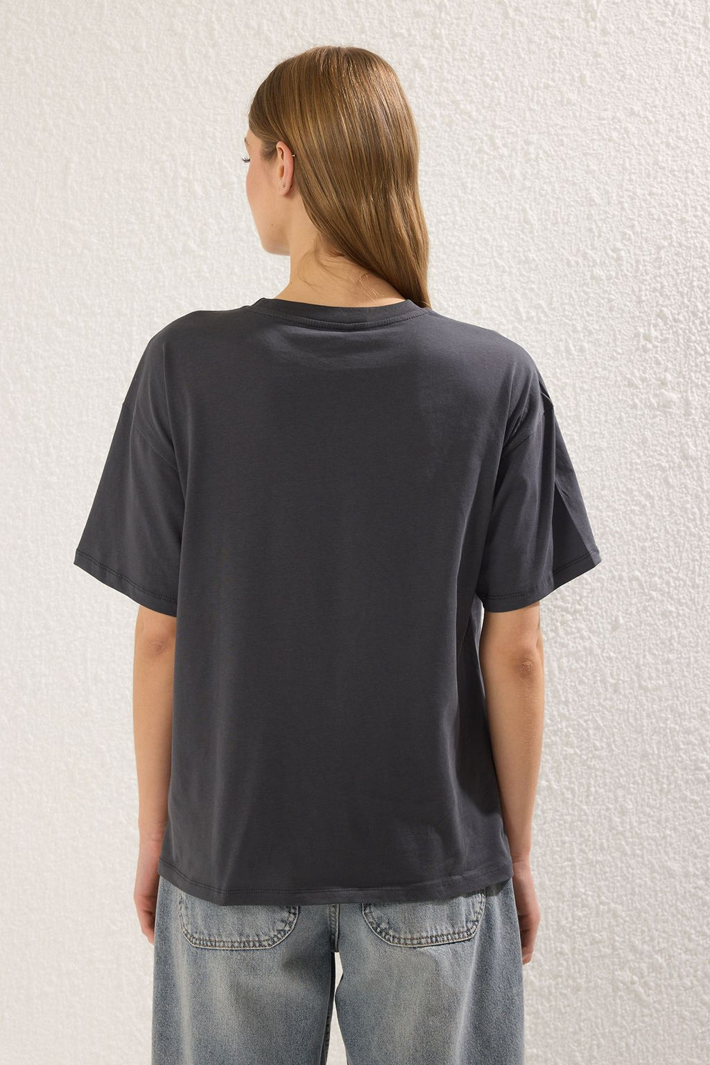 TRENDYOLMILLA Antrasit %100 Pamuk Oversize/Genis Kal?p Bask?l? Orme T-Shirt TWOSS25TS00148  фото 5