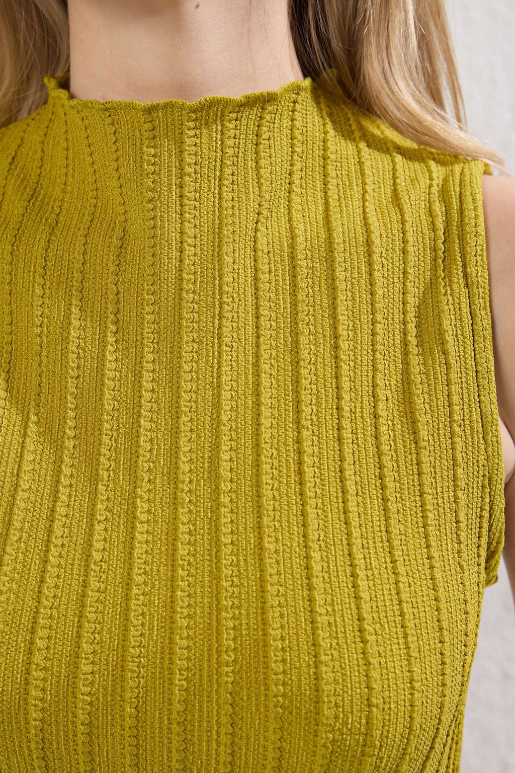 TRENDYOLMILLA Kahverengi Dokulu Kumas Dik Yaka Vucuda Oturan Esnek Maxi Orme Elbise TWOSS25EL00163 фото 4