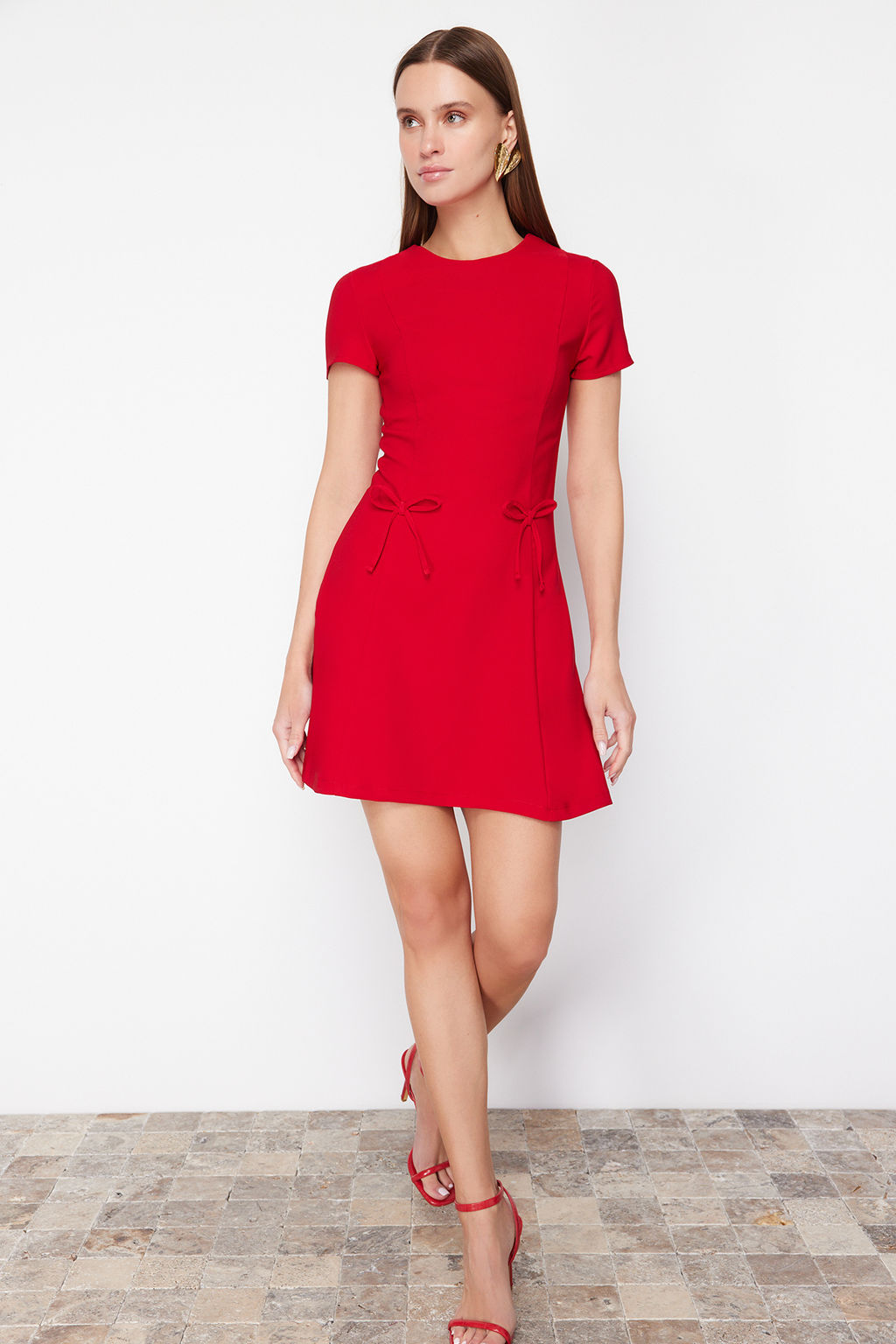 TRENDYOLMILLA K?rm?z? Etegi Belden Ac?lan Fiyonk Detayl? Mini Dokuma Elbise TWOSS24EL00803
