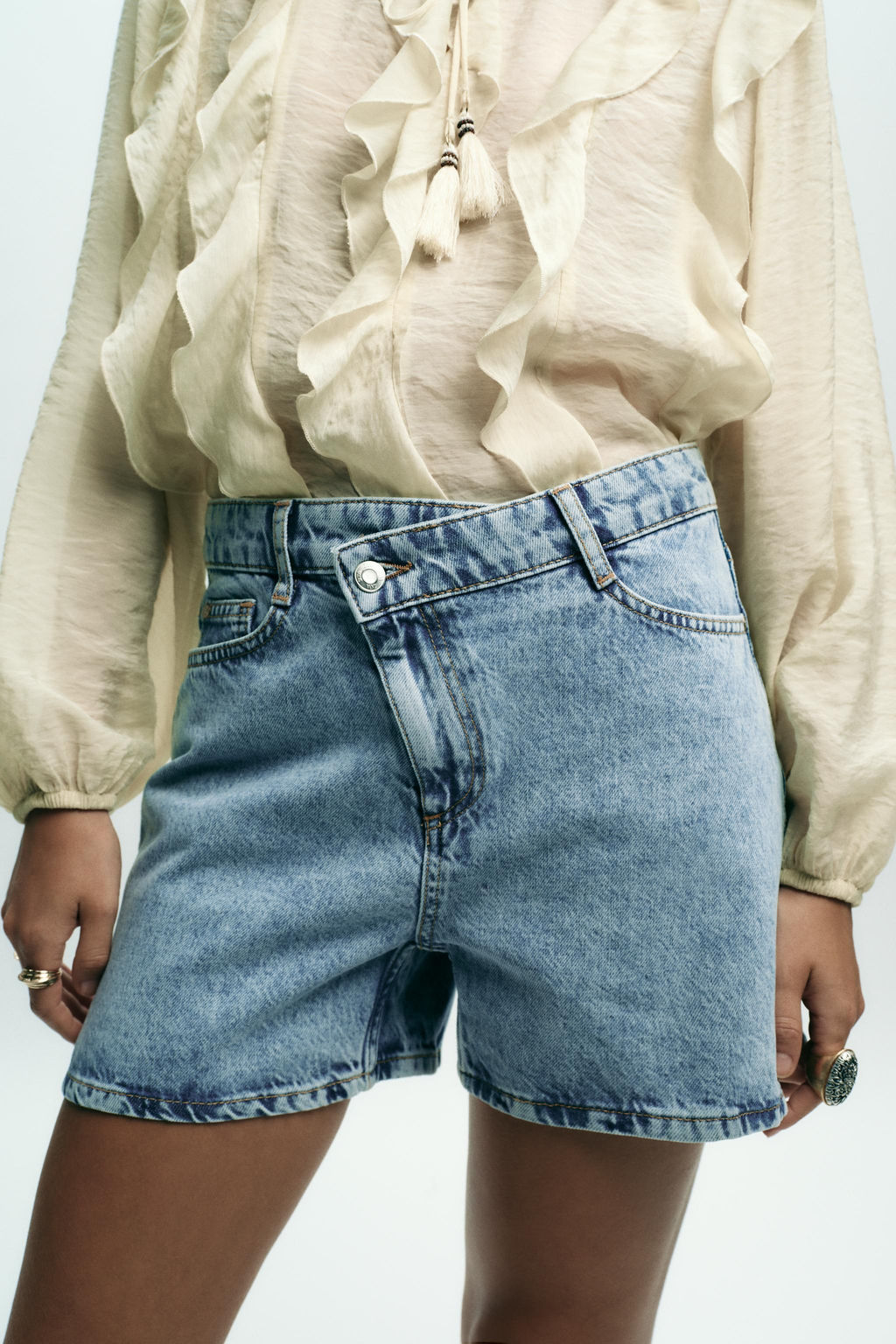 Z1975 HIGH-WAIST CROSSOVER WAIST DENIM SHORTS - Zara фото 18