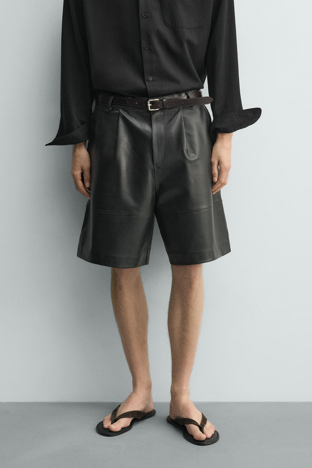 BERMUDA RELAXED FIT PIEL PLIEGUES / Negro - Zara фото 2