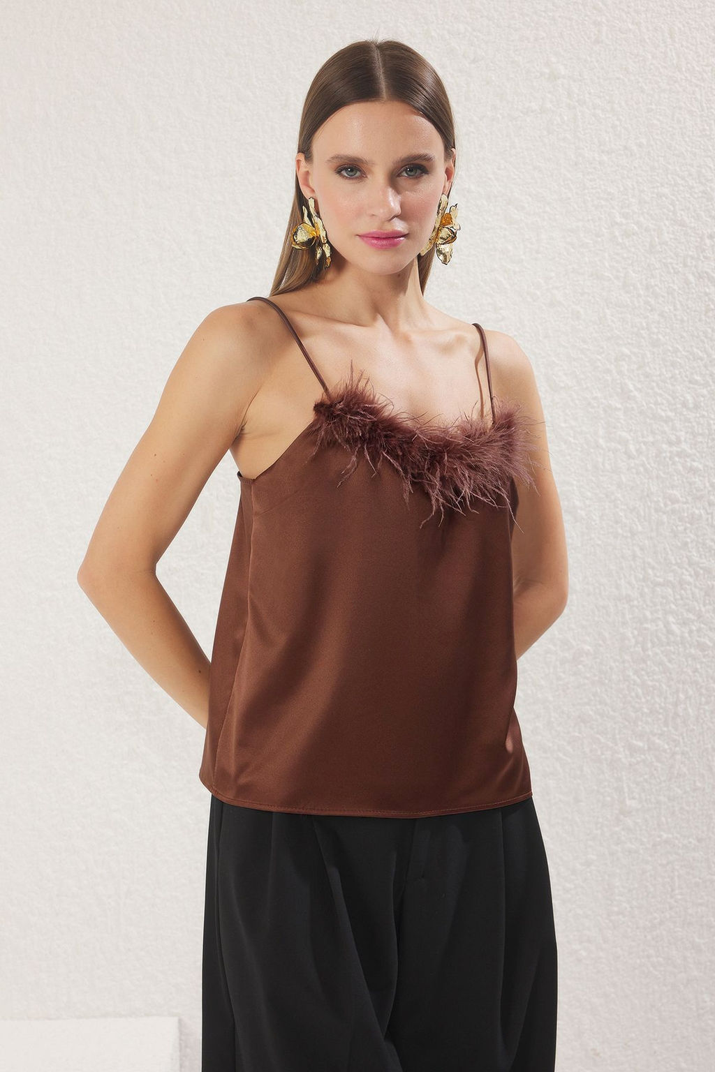 Trendyolmilla Kahverengi Saten Dokuma C?tc?tl? Otrisli S?k Bluz TPRSS25BZ00044