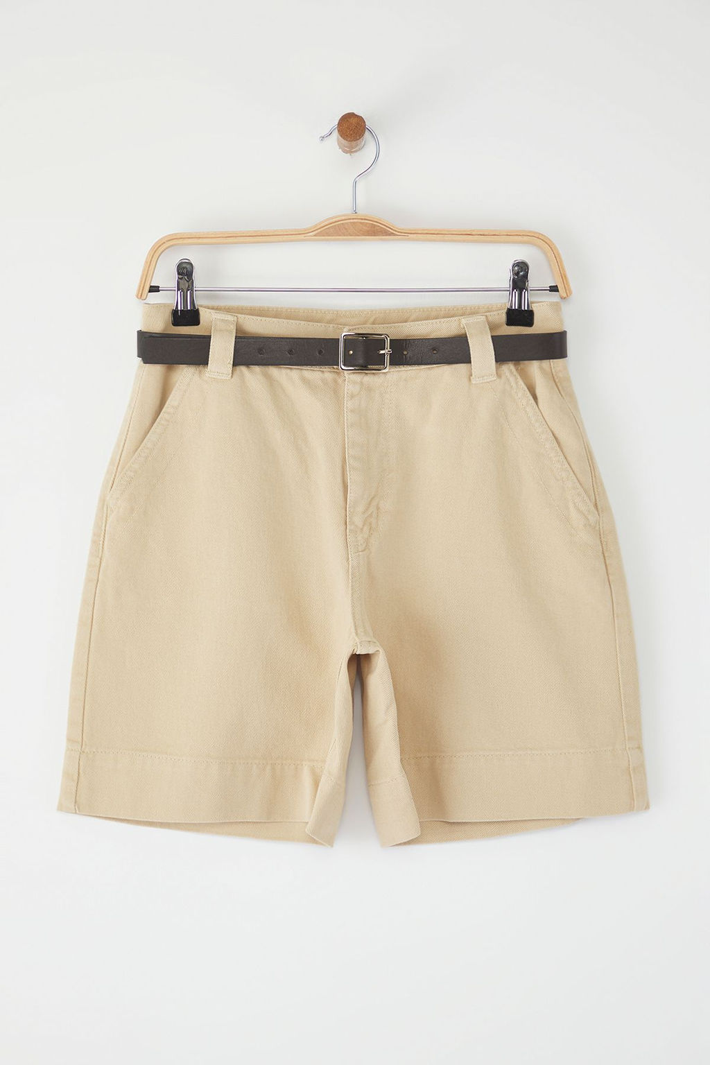 Trendyolmilla Bej Kemerli Dikis Detayl? Yuksek Bel Denim Bermuda TWOSS25SR00196  фото 5