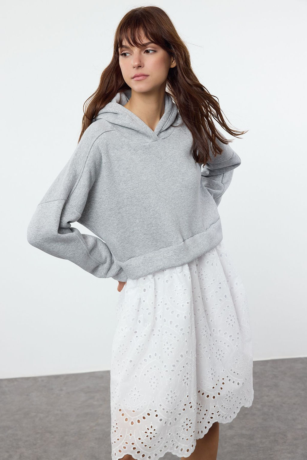 TRENDYOLMILLA Gri Melanj Kapusonlu Fermuarl? Renk Bloklu Brode Detayl? Mini Orme Elbise TWOAW25EL00510  фото 2