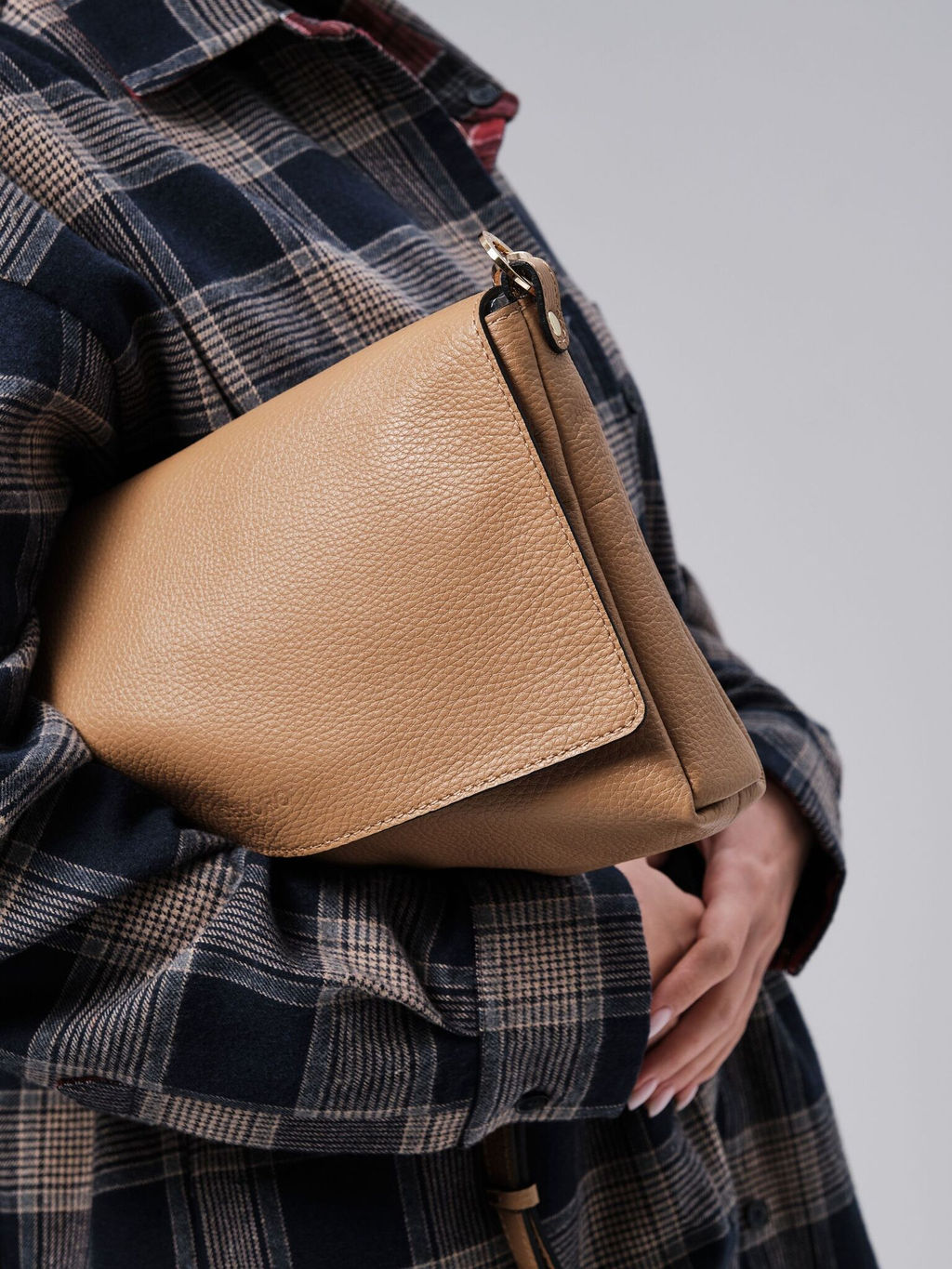 Сумка кожаная через плечо Deboro 30181 нюдовая