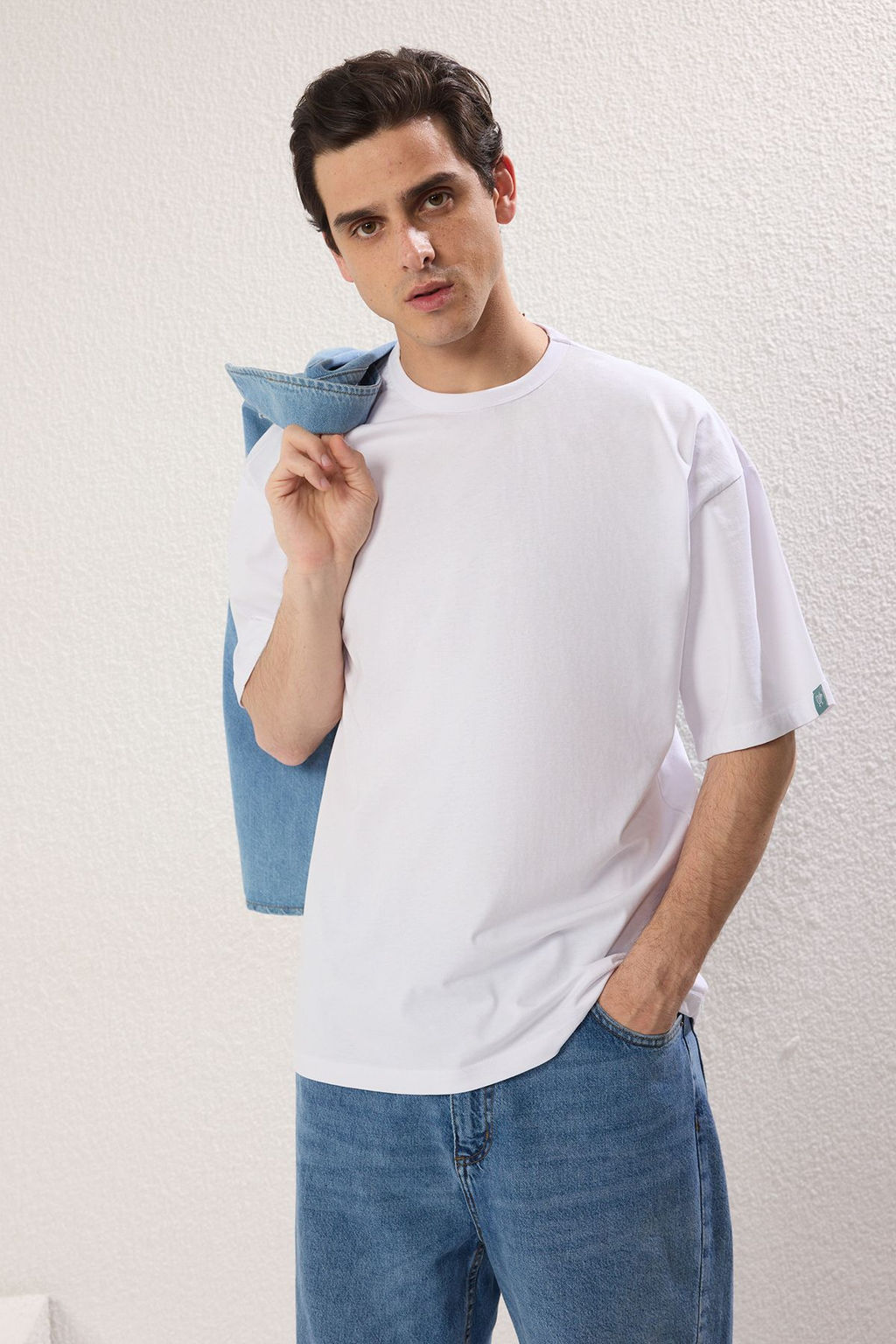 TRENDYOL MAN Beyaz Oversize/Genis Kesim Yaka Detayl? Etiketli %100 Pamuklu T-Shirt TMNSS25TS00057