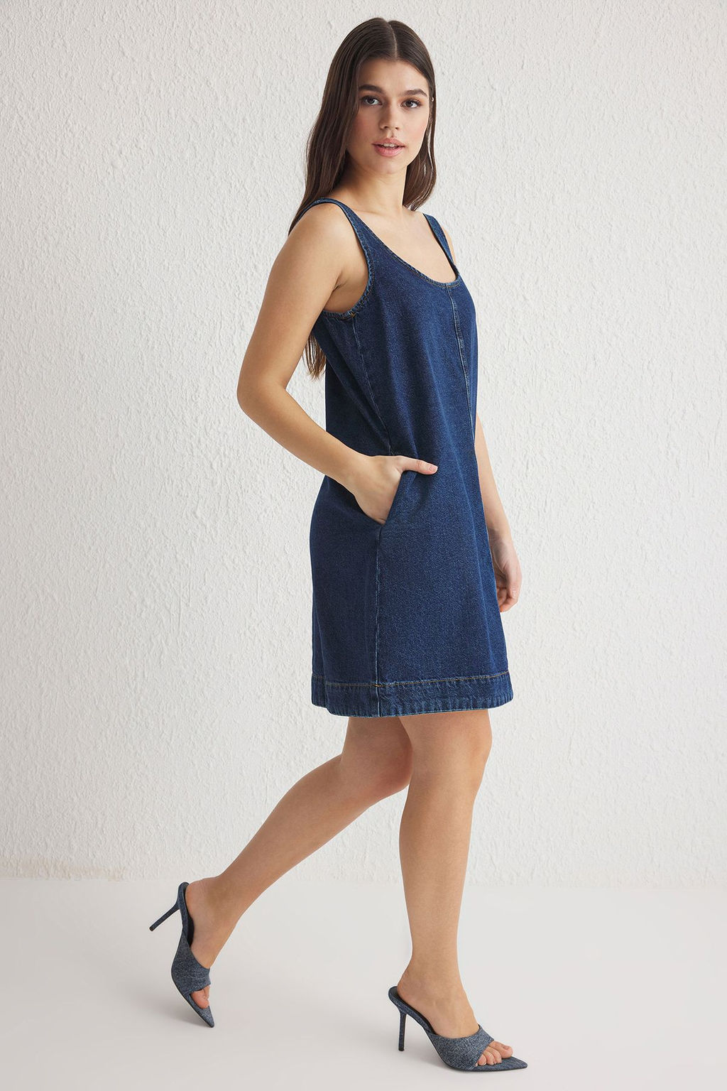 TRENDYOLMILLA Koyu Mavi Ask?l? Oversize Mini Denim Elbise TWOSS25EL00005  фото 3