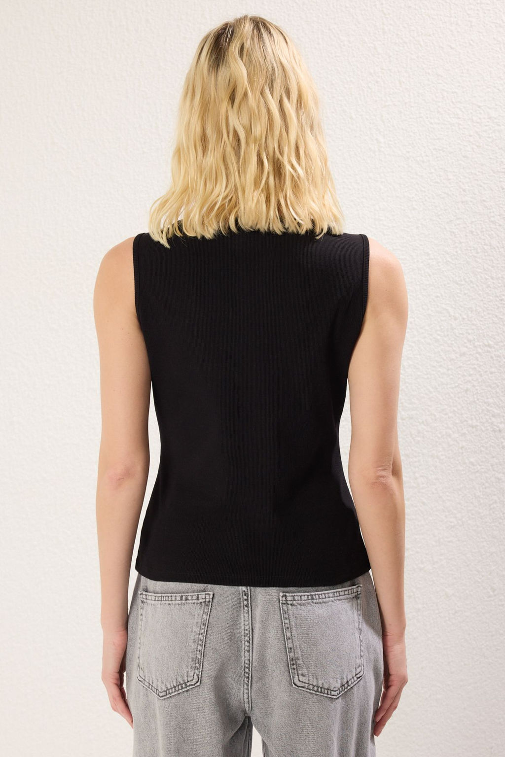 Trendyolmilla Siyah Aksesuar Fiyonk Detayl? Havuz Yaka Vucuda Oturan Fitilli Esnek Orme Bluz TWOSS25BZ00134  фото 10