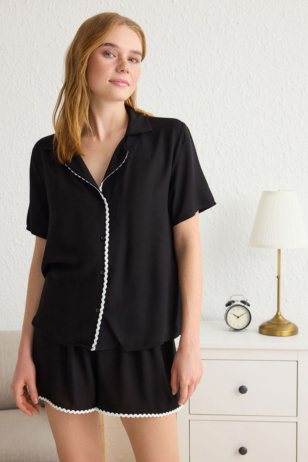 Trendyolmilla Siyah Serit Detayl? Viskon Sortlu Dokuma Pijama Tak?m? THMSS25PT00049 фото 2