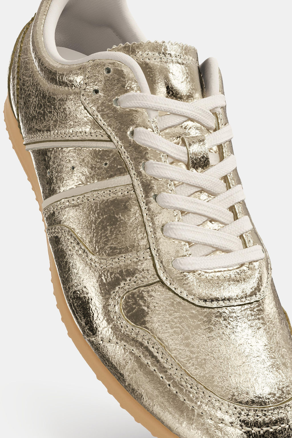 METALLIC-EFFECT TRAINERS
