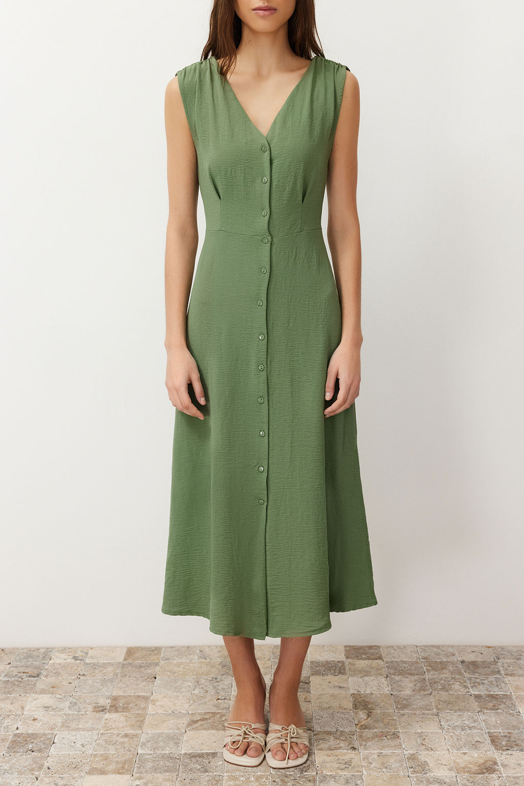 TRENDYOLMILLA Siyah Dugmeli Kolsuz Midi Dokuma Gomlek Elbise TWOSS24EL00442 фото 4