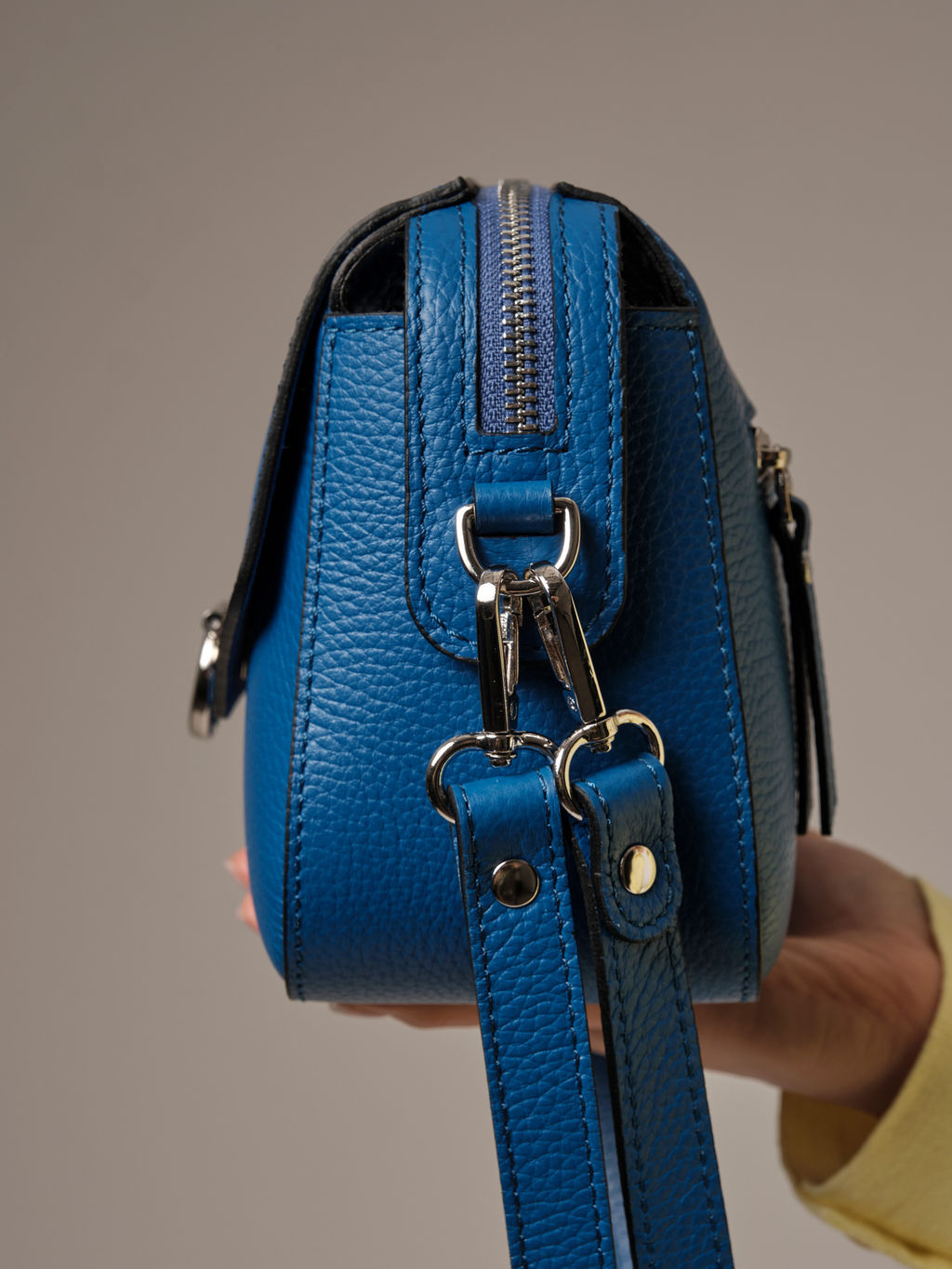 Сумка кожаная через плечо Azaro 3684 синяя гуашь