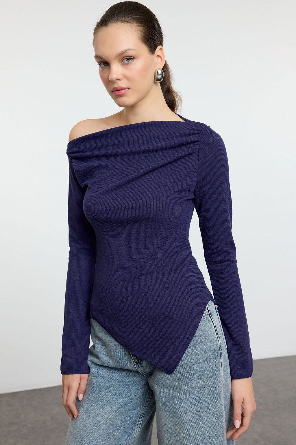 Trendyolmilla Siyah Drapeli Kay?k Yaka Asimetrik Esnek Uzun Kol Orme Bluz TWOAW24BZ00393  фото 2
