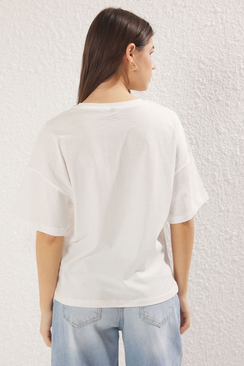 TRENDYOLMILLA Ekru Oversize/Genis Kal?p Cicek Aksesuar Detayl? Orme T-Shirt TWOSS25TS00013