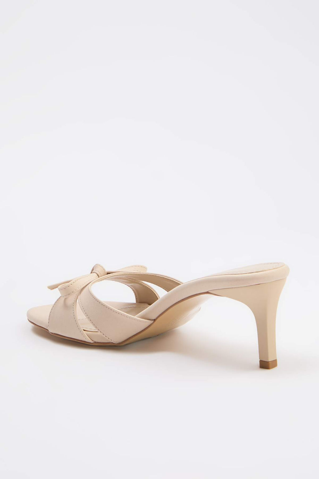 Bej Fiyonk Detayl? Yuvarlak Burun Kad?n 6 cm Topuklu Terlik TAKSS25TO00012