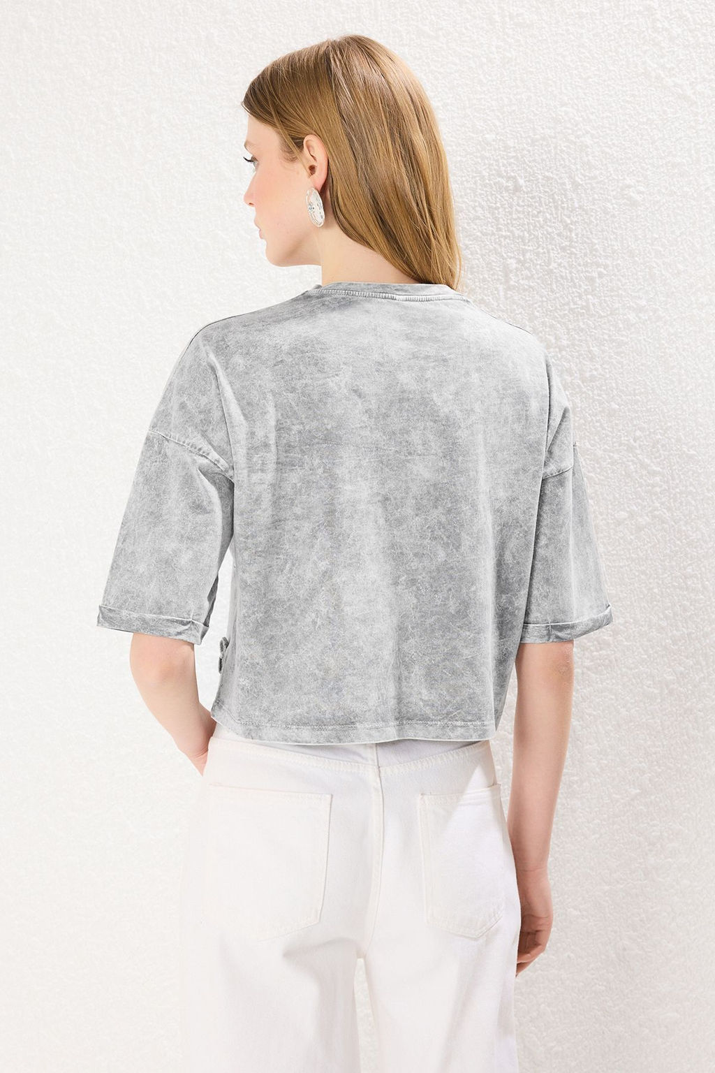 Trendyolmilla Gri Y?kamal? Cicekli Relaxed/Rahat Kal?p Crop Orme T-Shirt TWOSS25TS00131 фото 4