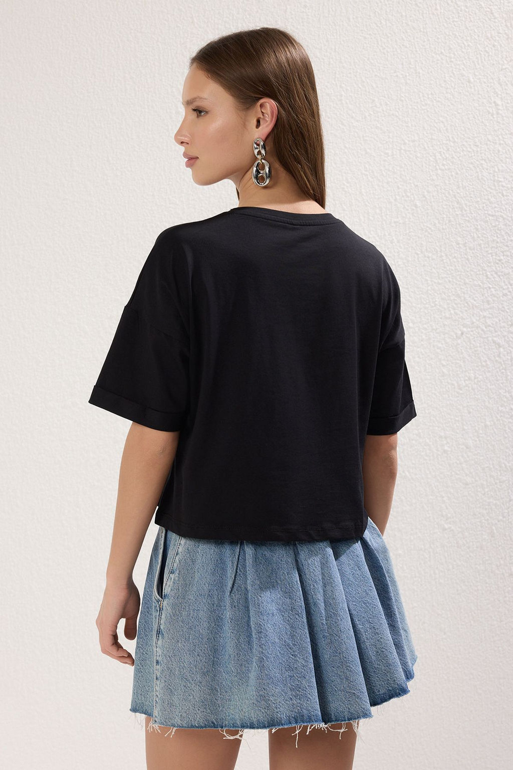 TRENDYOLMILLA Siyah Fiyonk Nak?sl? Regular/Normal Kal?p Crop Orme T-Shirt TWOSS25TS00132  фото 4