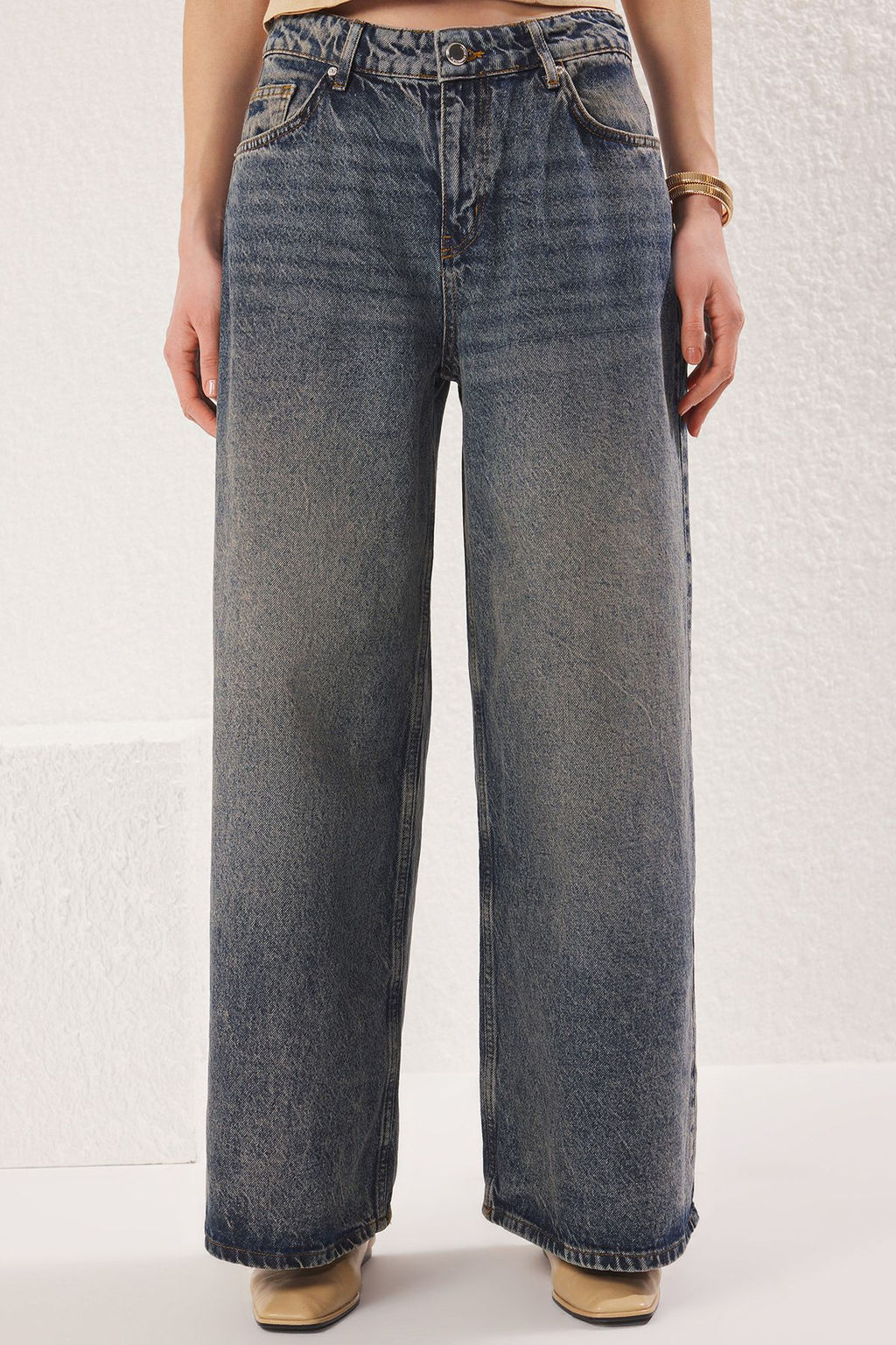 Koyu Mavi Soluk Efekt Dusuk Bel Wide Leg Jeans TWOSS25JE00193 - Trendyolmilla фото 3