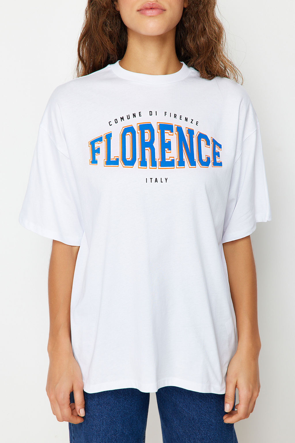 TRENDYOLMILLA Beyaz %100 Pamuk Bisiklet Yaka Bask?l? Oversize/Genis Kal?p Orme T-Shirt TWOSS22TS0994  фото 16