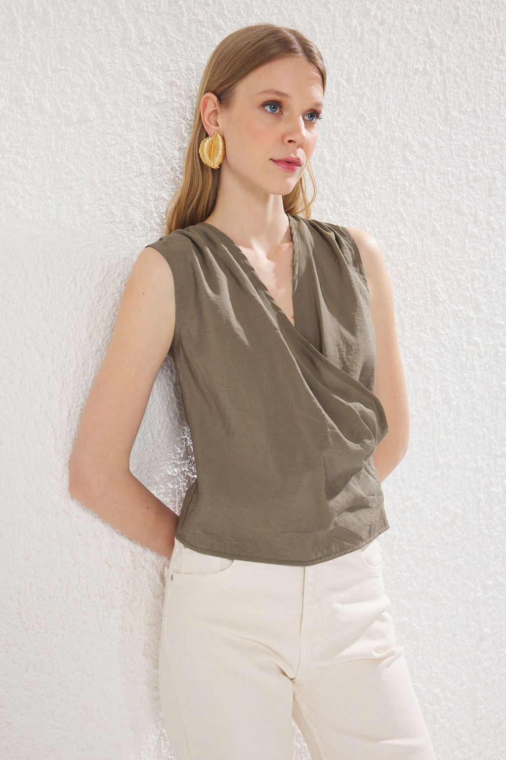 Trendyolmilla Haki Modal Omuzlar? Buzgulu Drapeli Anvelop Dokuma Bluz TWOSS25BZ00246