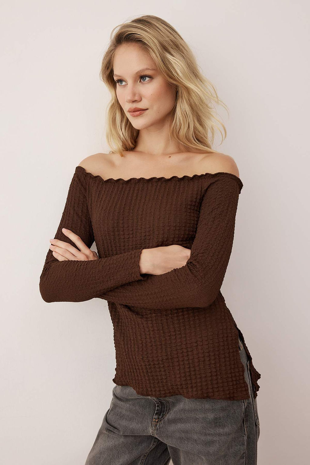 Kahverengi Carmen Yaka Dokulu Etek Ucu Asimetrik Orme Bluz TWOAW26BZ00286