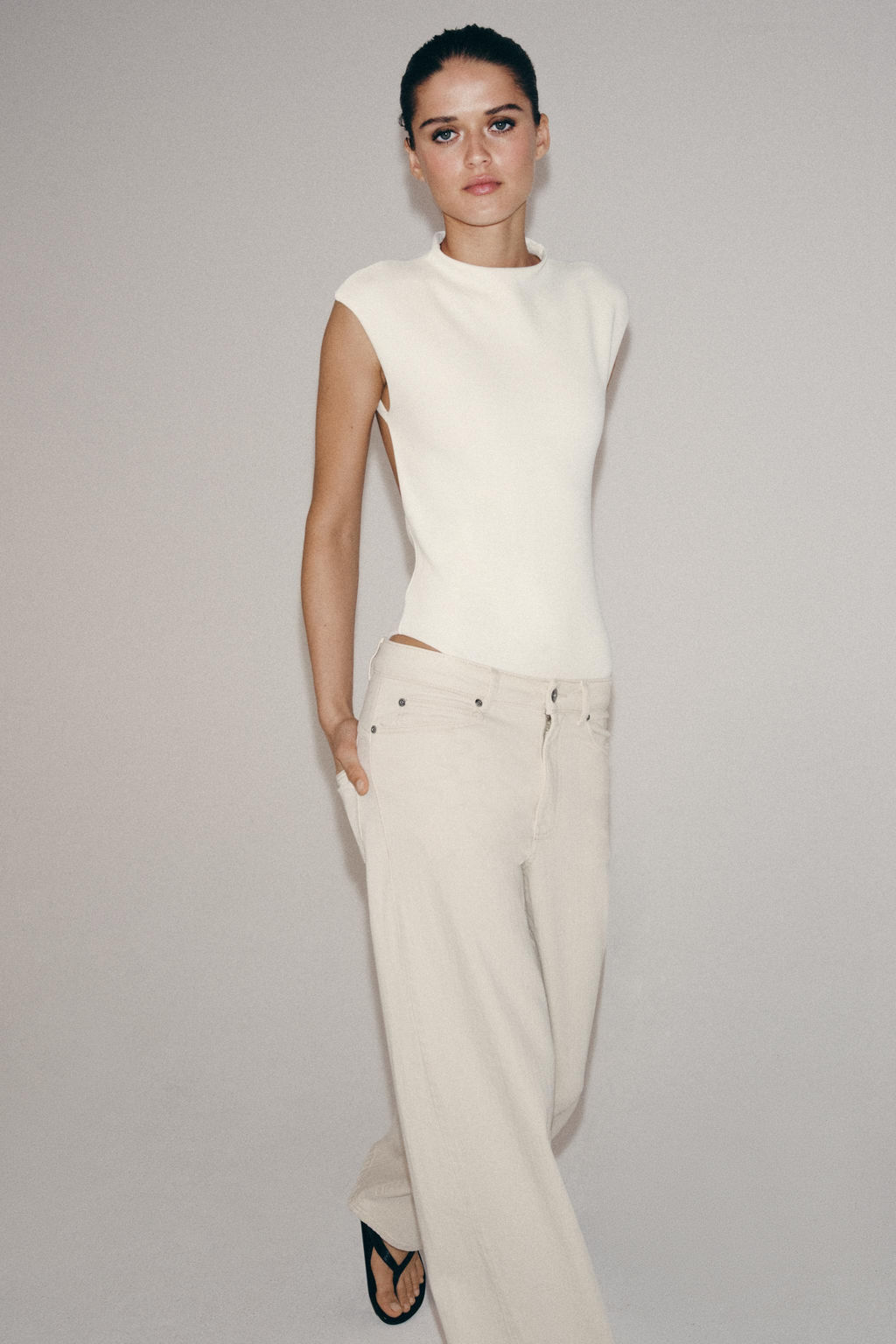 BODY STRETCH CUT OUT / Blanco roto