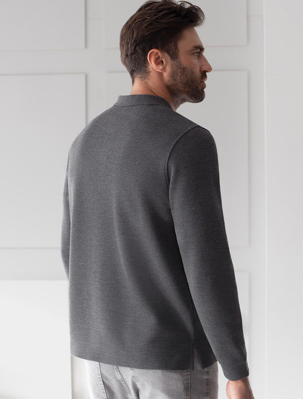 Лонгслив из мягкого фактурного трикотажа с плетеным воротником поло на пуговицах