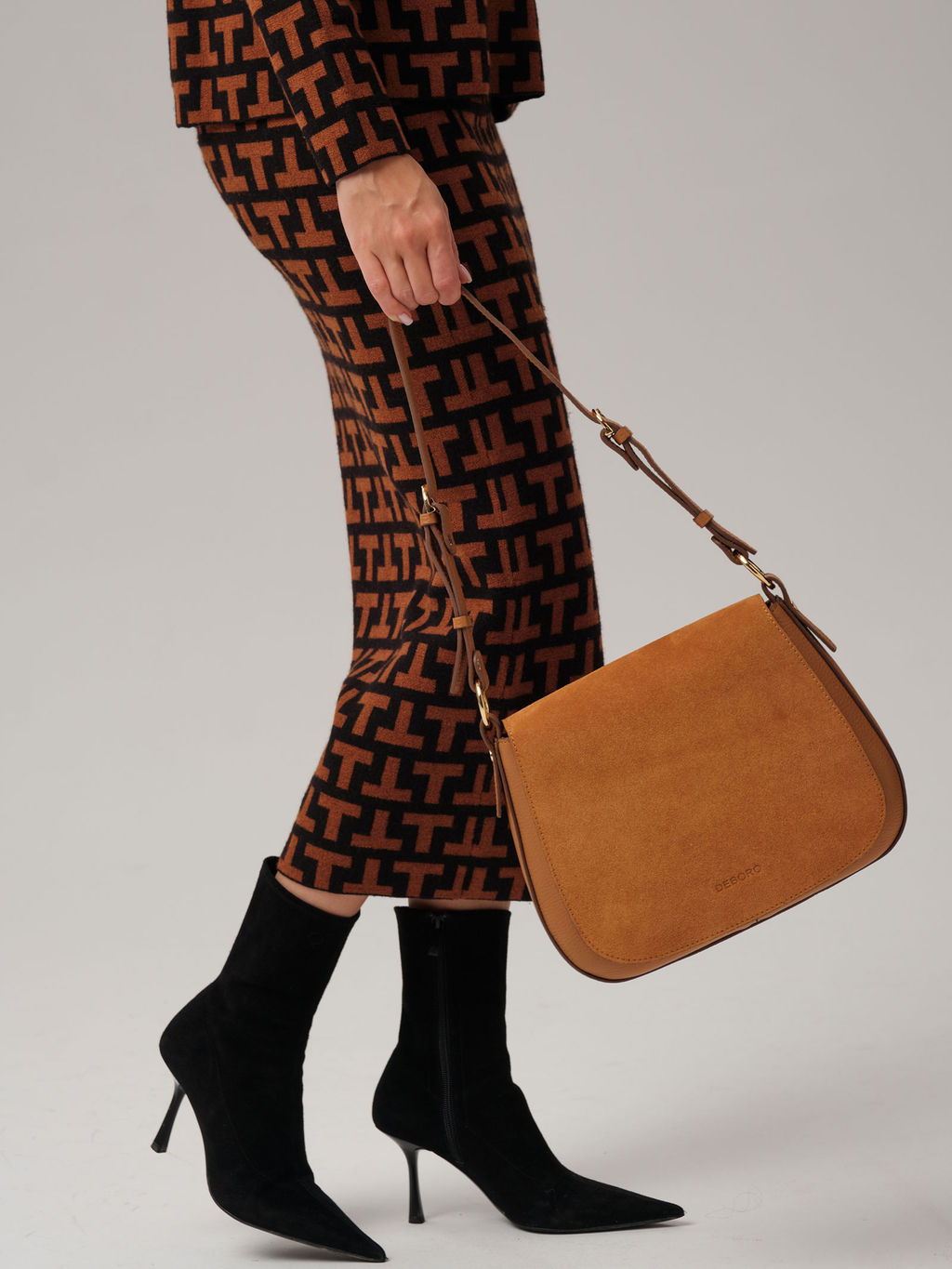 Замшевая сумка Deboro 31026 коричневый лист