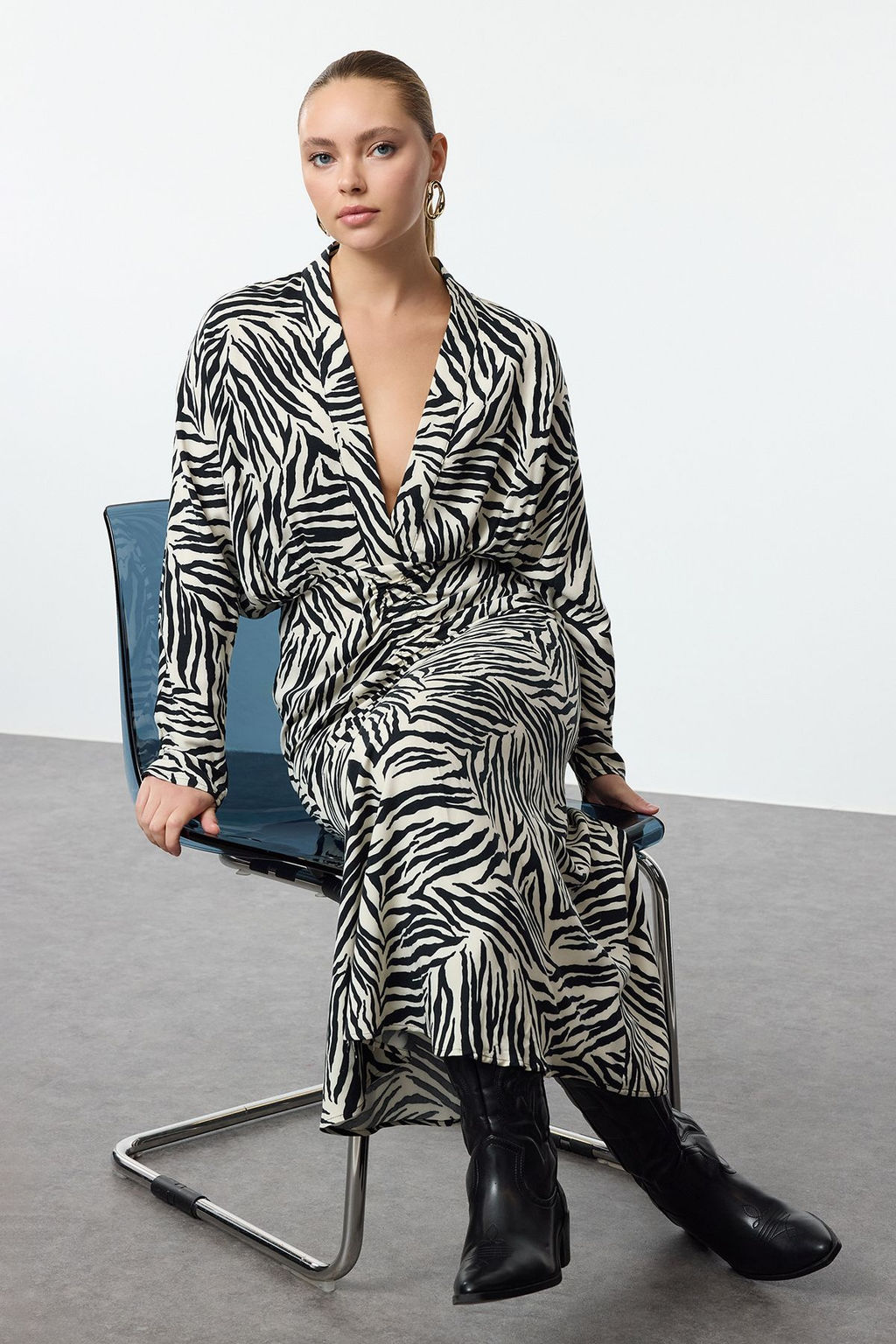 TRENDYOLMILLA Siyah Animal Desenli Etegi Buzgu Detayl? Dokuma Elbise TWOAW25EL00380