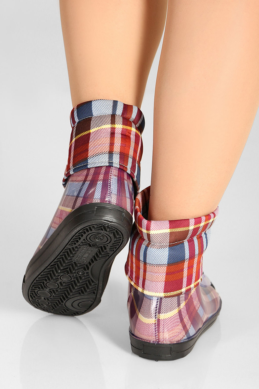 Резиновые ботинки в клетку