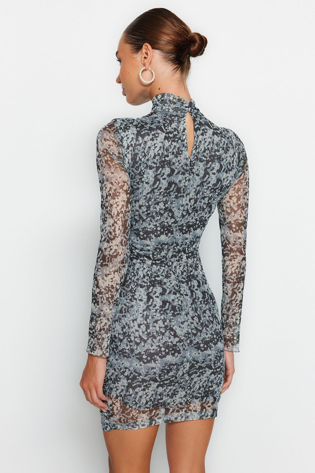 TRENDYOLMILLA Gri Desenli Drape Detayl? Fitted/Vucuda Oturan Dik Yaka Tul Mini Orme Elbise TWOAW24EL00124