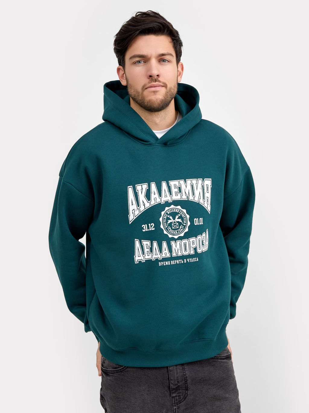 Теплое худи в оттенке сосна с новогодним принтом