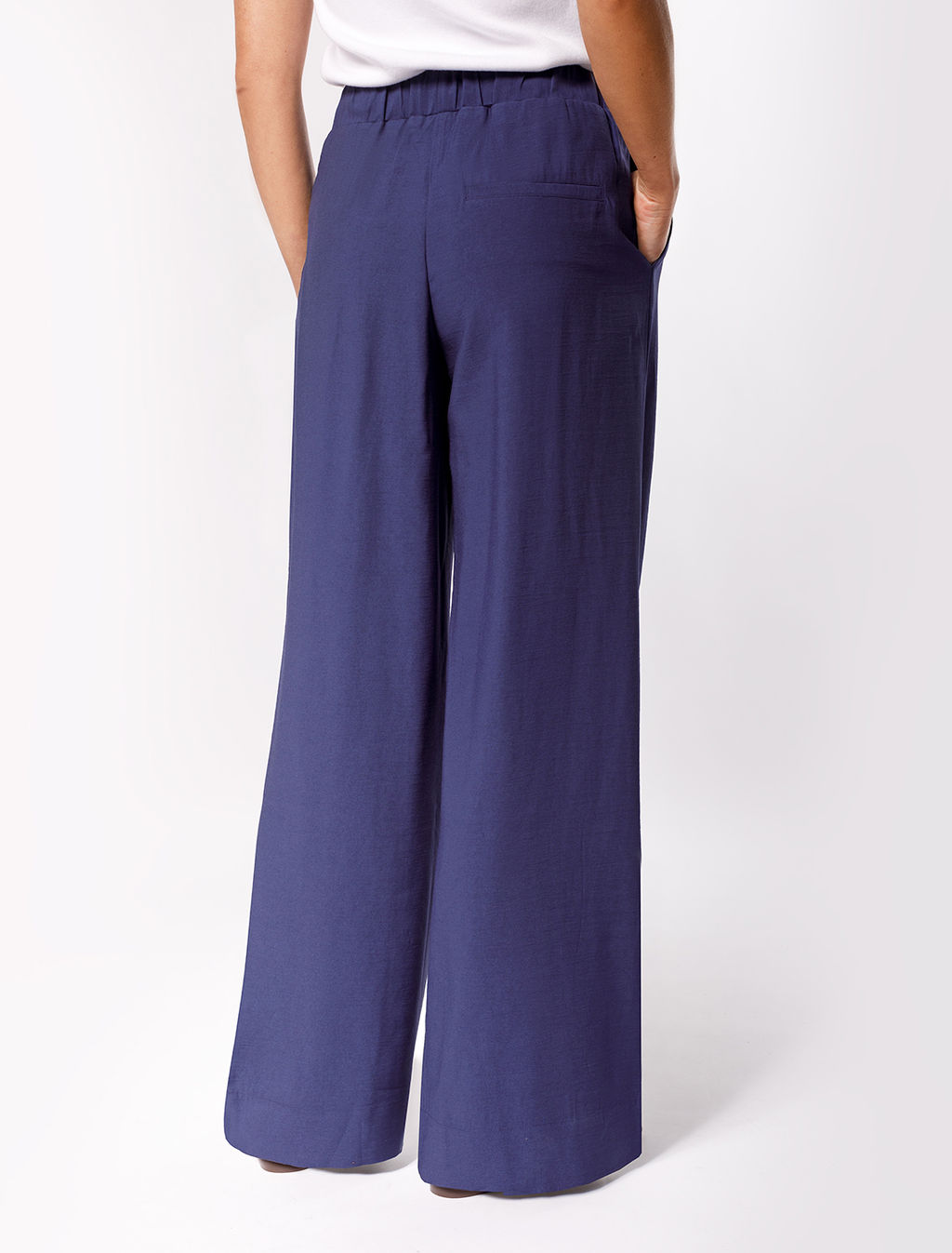 ЛИКВИДАЦИЯ / Свободные брюки из плотного лиоцела на резинке - Vilatte фото 4