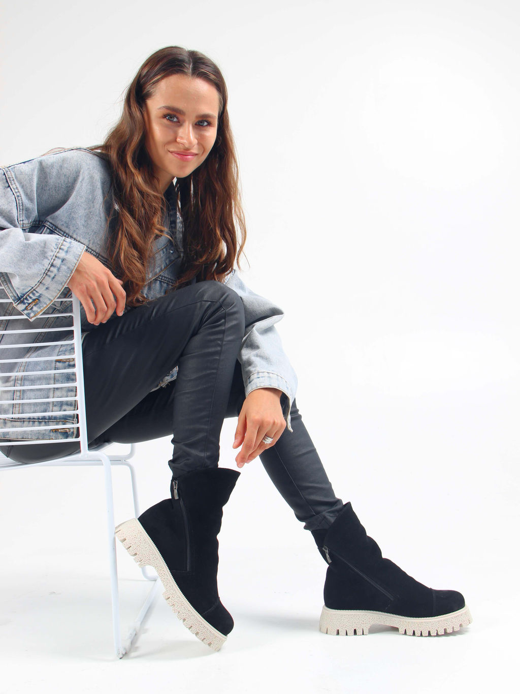 Ботинки 233.1541be. Черный замша/Байка