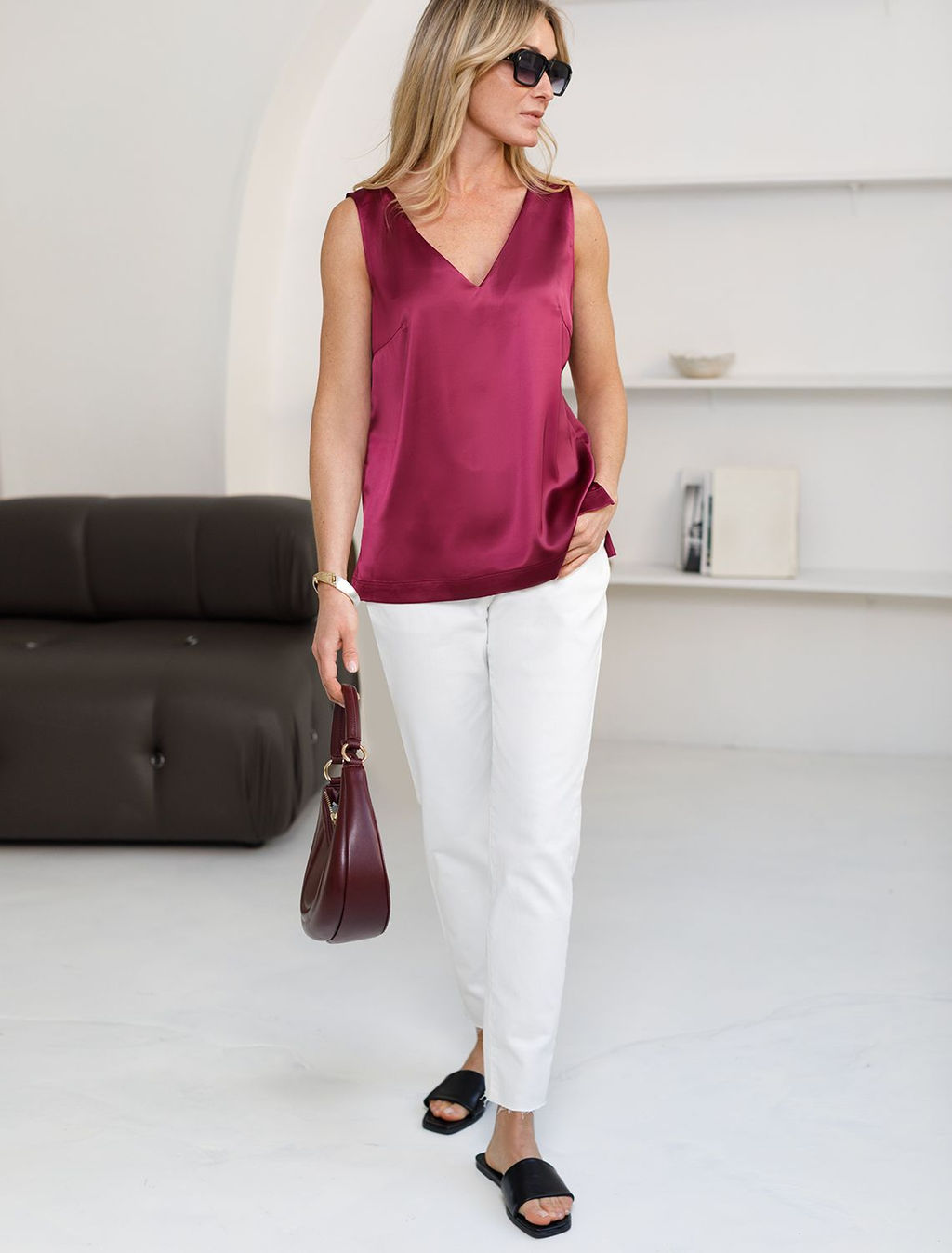 Элегантный топ с V вырезом из струящегося сатина