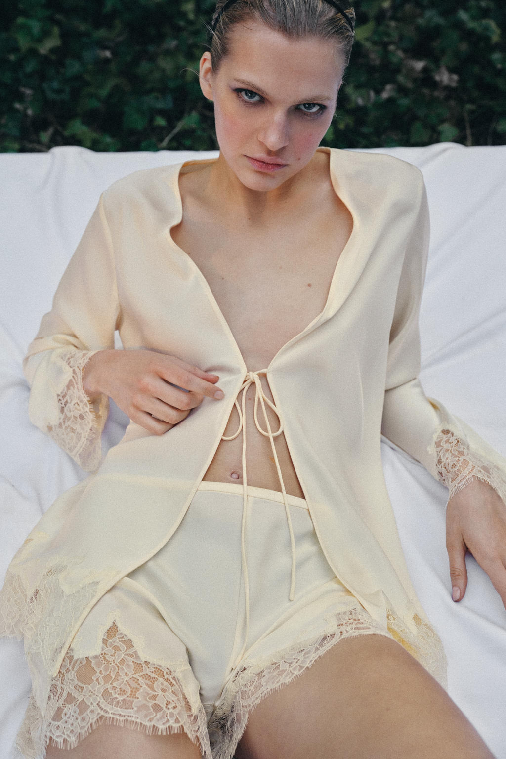 SHORTS LENCERO SATINADO ENCAJE / Crudo