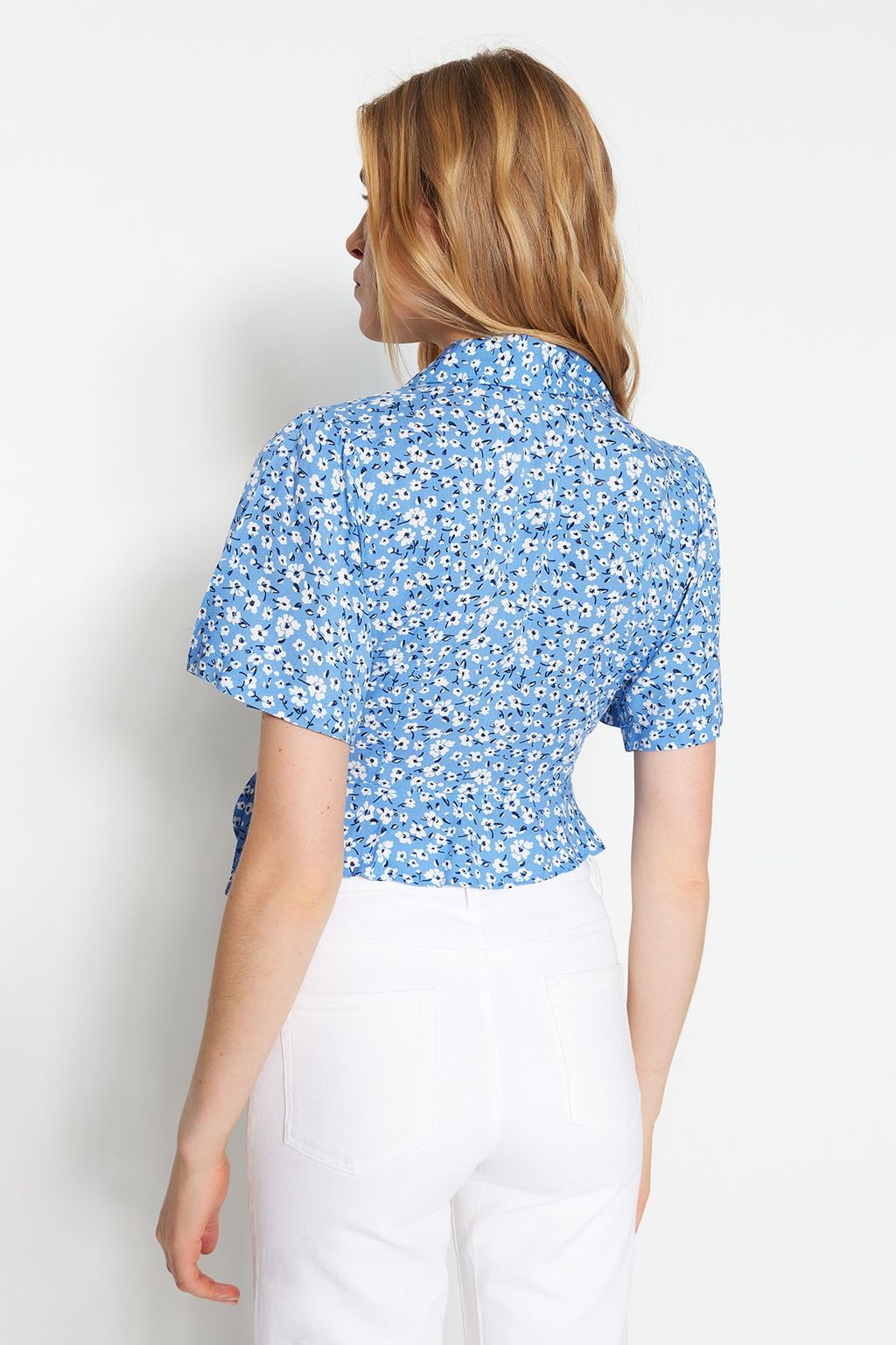 Trendyolmilla Mavi Baglama Detayl? Cicek Desenli Crop Dokuma Bluz TWOSS23BZ00226