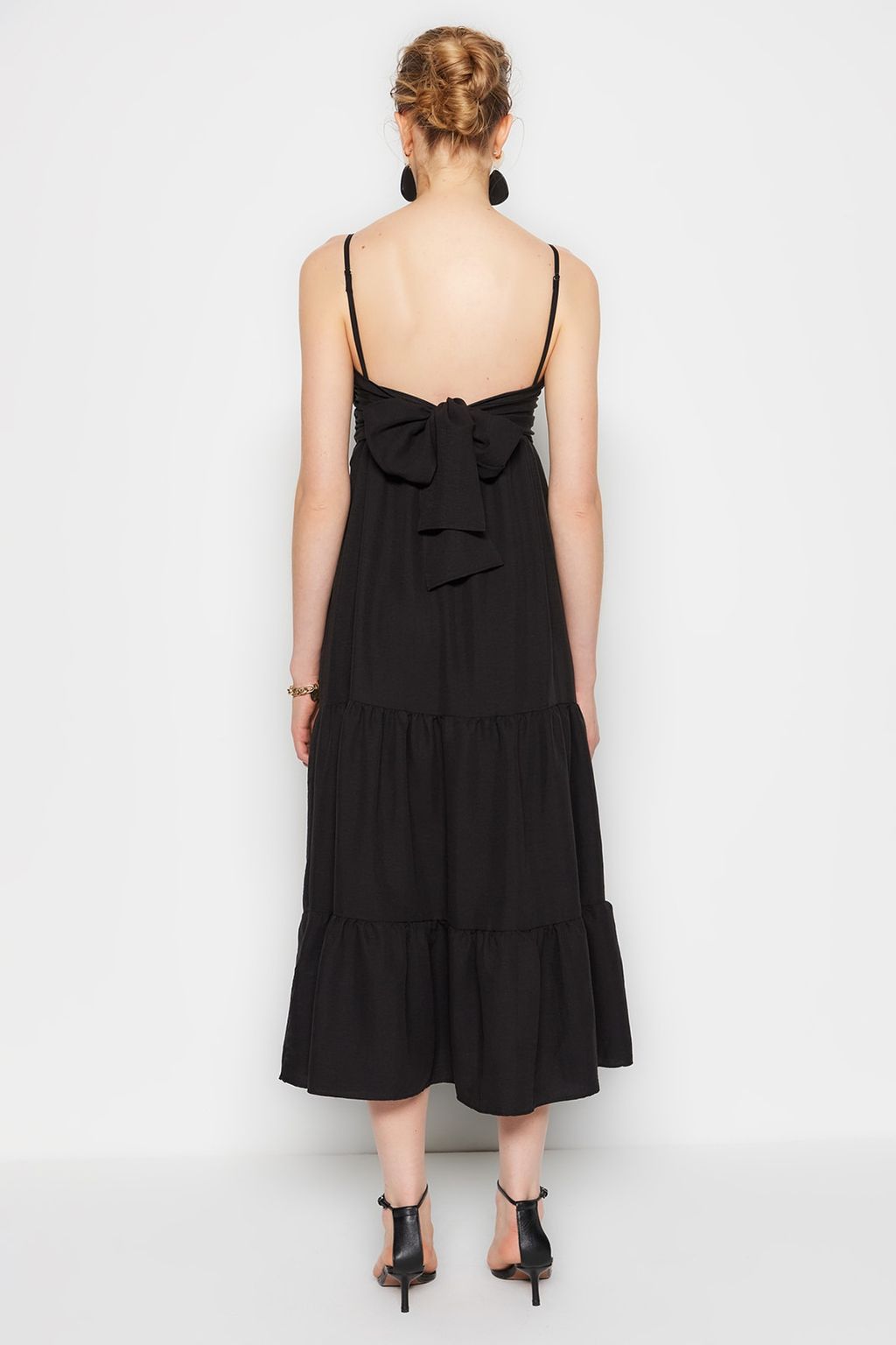 Siyah Etegi Volanl? S?rt Baglama Detayl? Ask?l? Maxi Dokuma Elbise TWOSS23EL00027