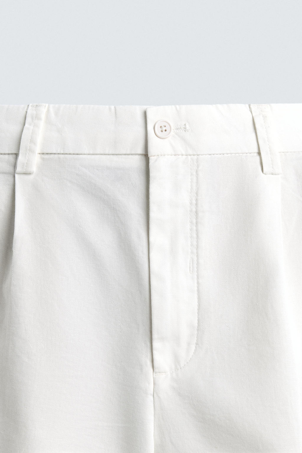 BERMUDA REGULAR FIT PLIEGUES / Blanco roto