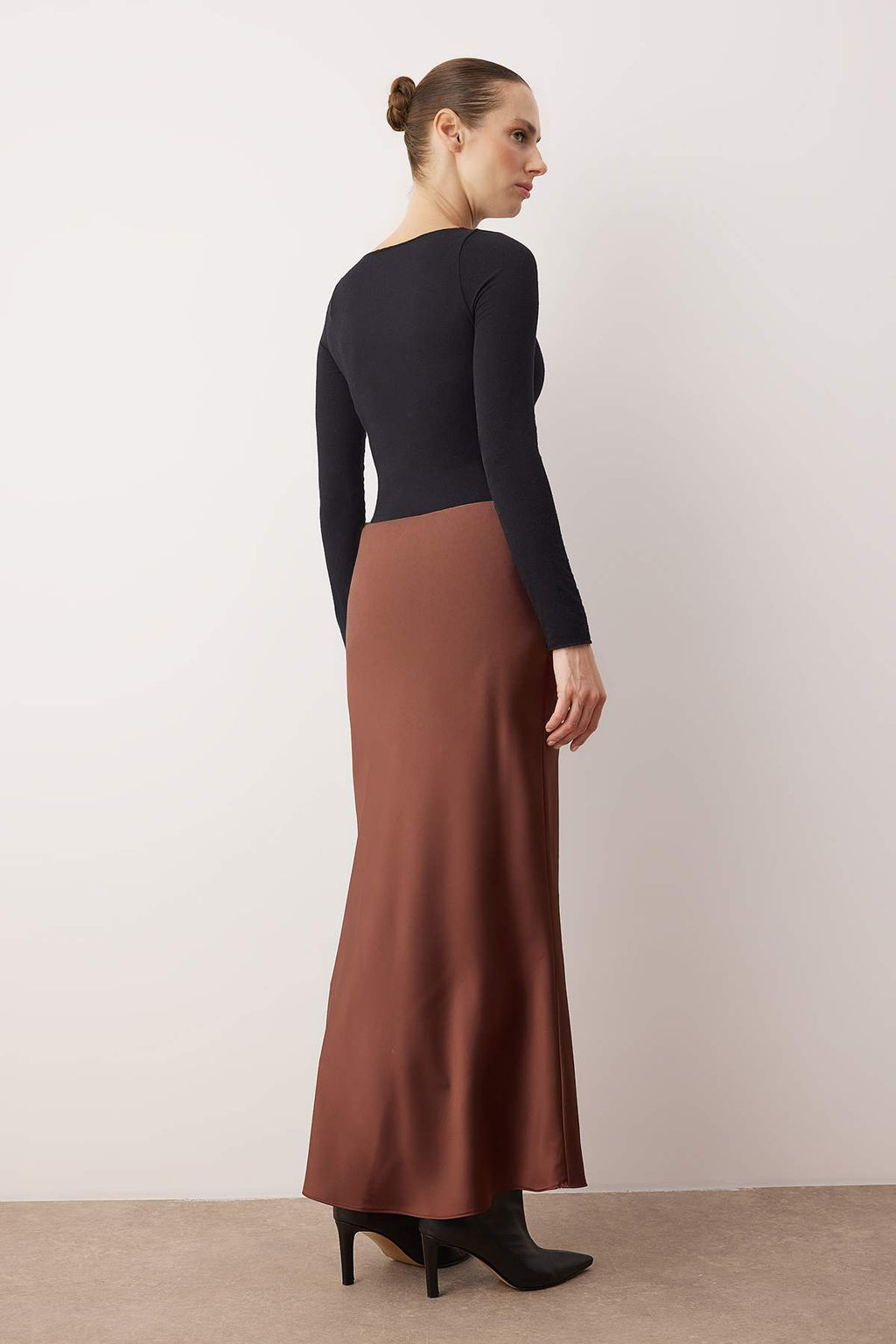 TRENDYOLMILLA Siyah Bal?k Kesim Saten Maxi Boy Dokuma Etek TWOAW24ET00358 фото 13