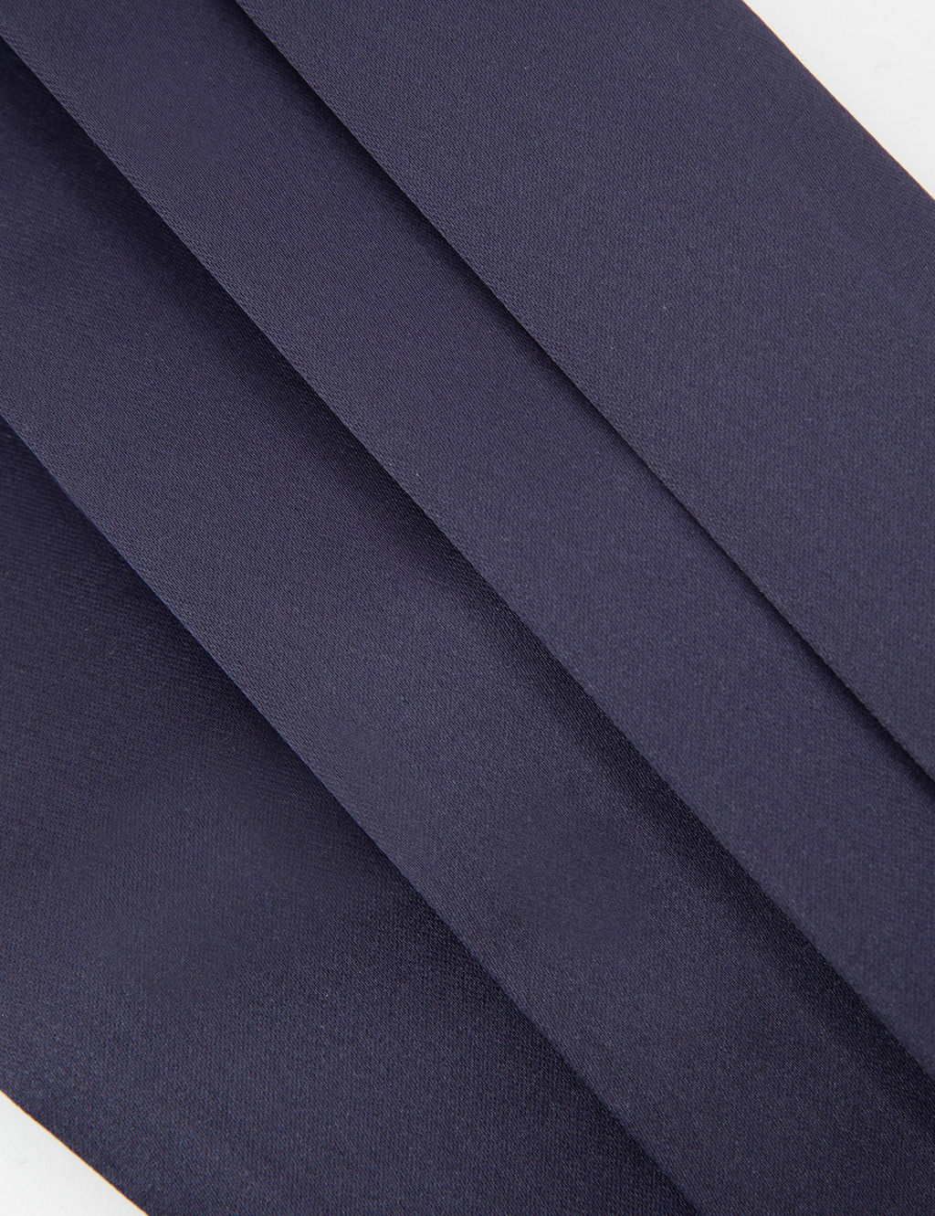 Темно-синий костюм с галстуком-бабочкой и поясом