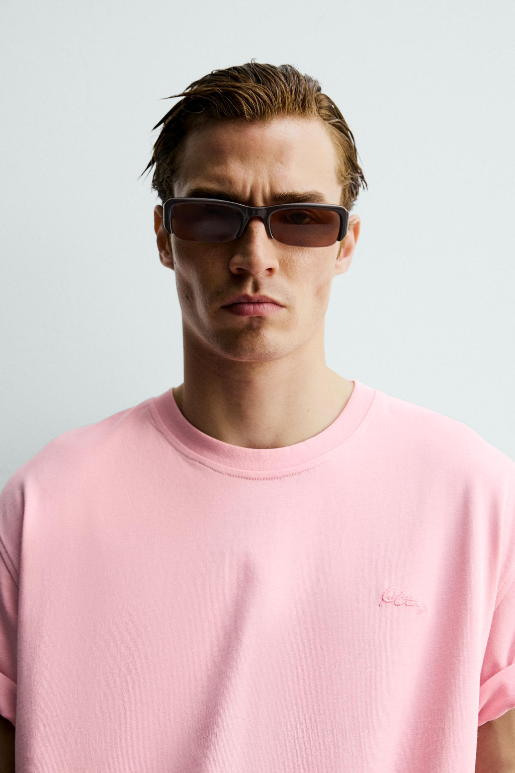 CAMISETA TEXTO BORDADO / Rosa lavado