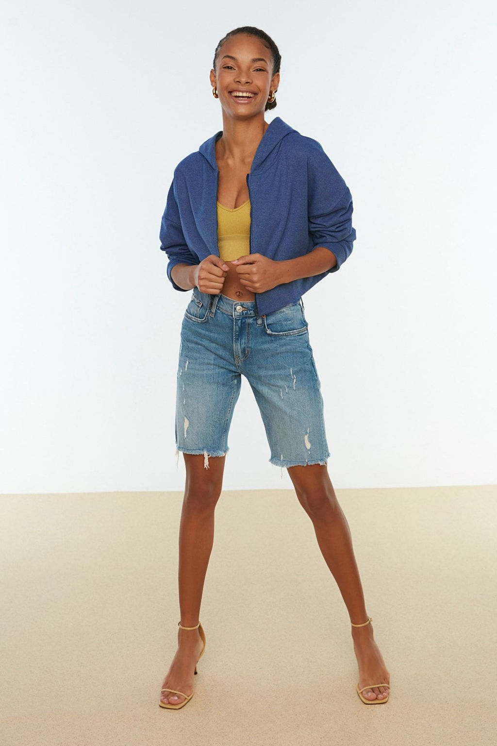 TRENDYOLMILLA Ekru Basic Fermuarl? Kapusonlu Crop Kal?n Ici Polarl? Orme Sweatshirt TWOAW20SW0660  фото 30