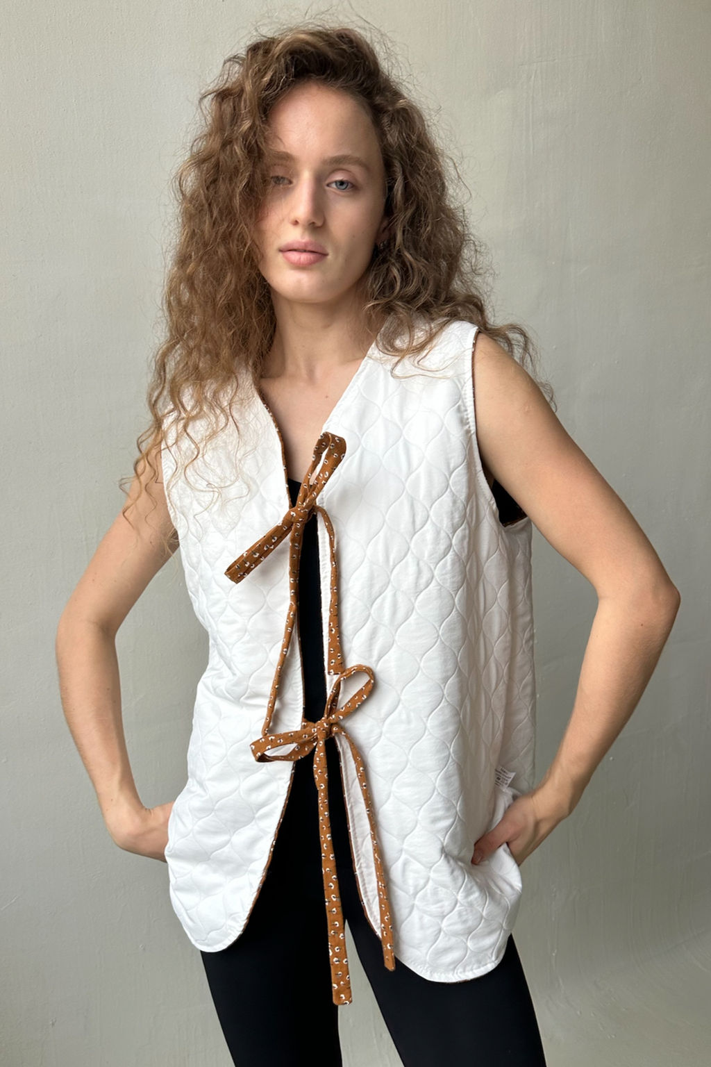 Жилет стеганый HOME109/01/Коричневый, белый