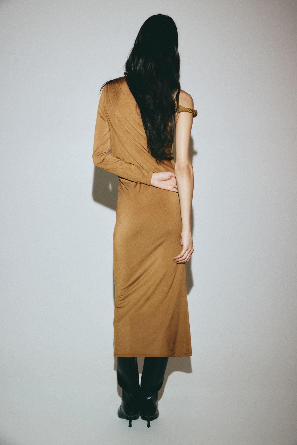 Vestido drapeado de un hombro - H&m фото 4