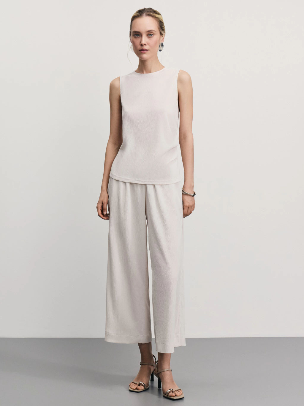 Топ из фактурной ткани с декоративной сборкой / Zarina  фото 2