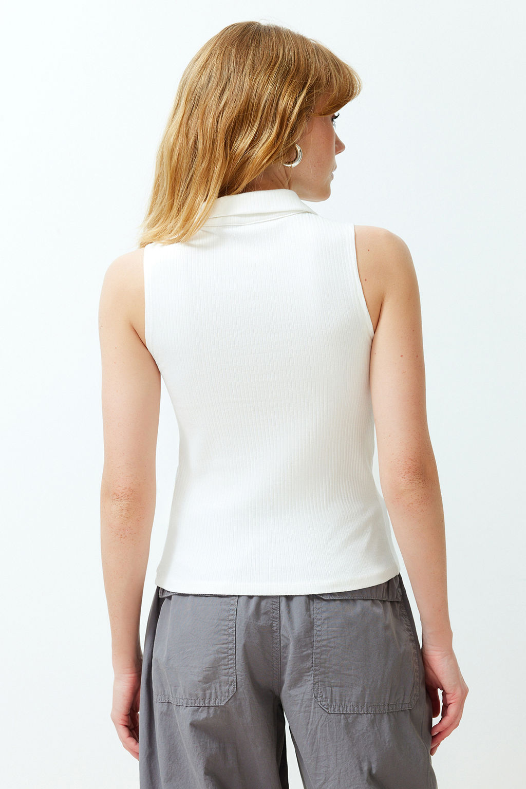 Trendyolmilla Ekru Dugmeli Polo Yaka S?f?r Kol Fitilli Esnek Orme Bluz TWOSS24BZ00100