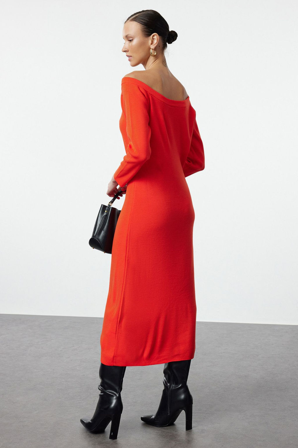 TRENDYOLMILLA K?rm?z? Midi Triko Kay?k Yaka Elbise TWOAW25EL00043  фото 7