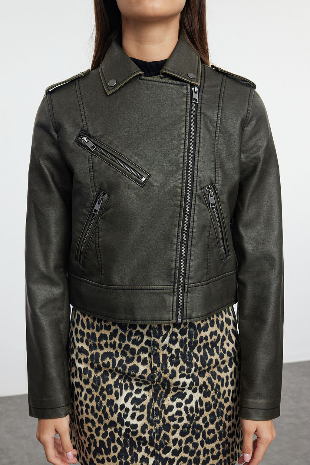 Trendyolmilla Antrasit Eskitme Detayl? Suni Deri Biker Ceket Mont TWOAW24MO00277  фото 3